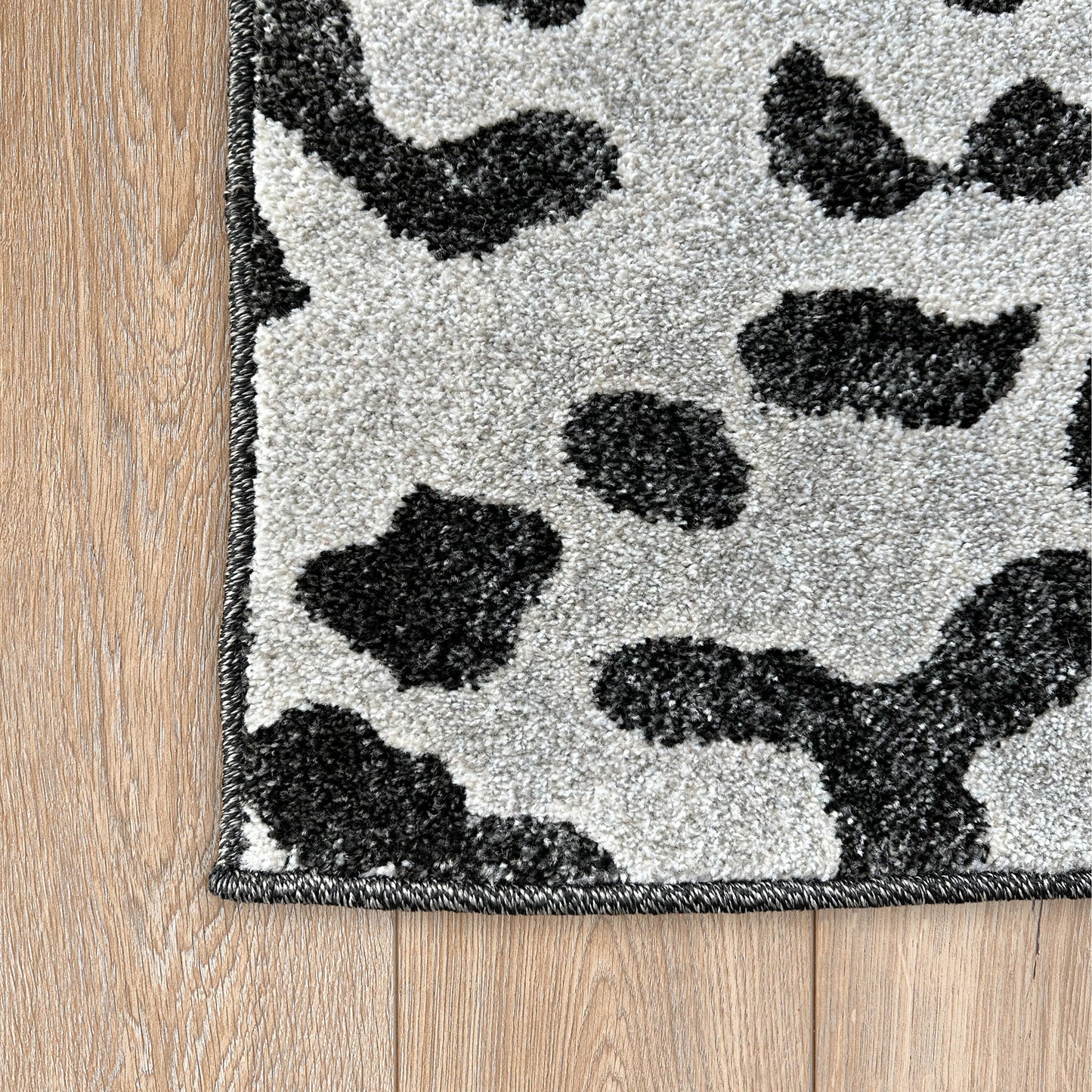 Asana Leopard Black/White Rug