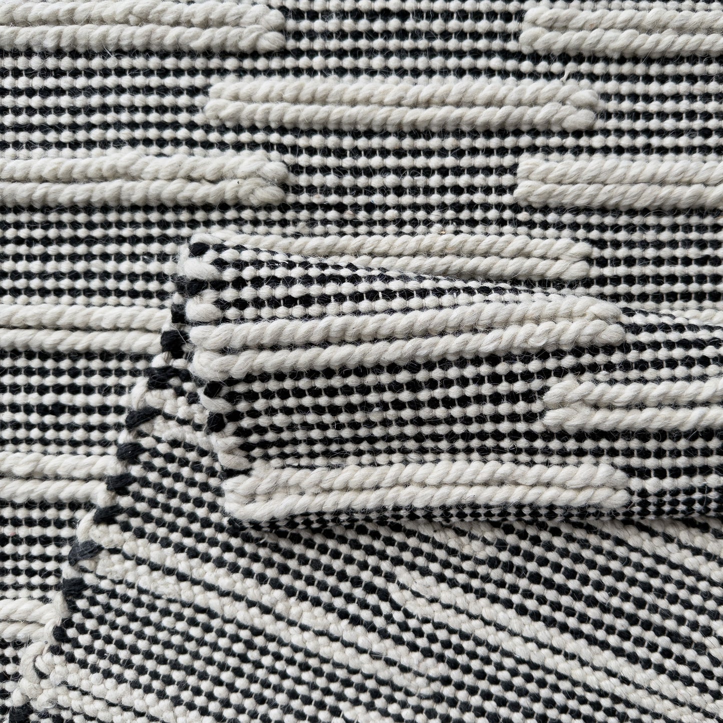 Ridge Ivory/Black Rug