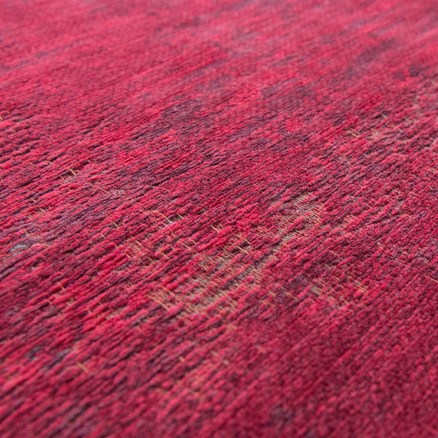 Fading World Medallion Scarlet 8260